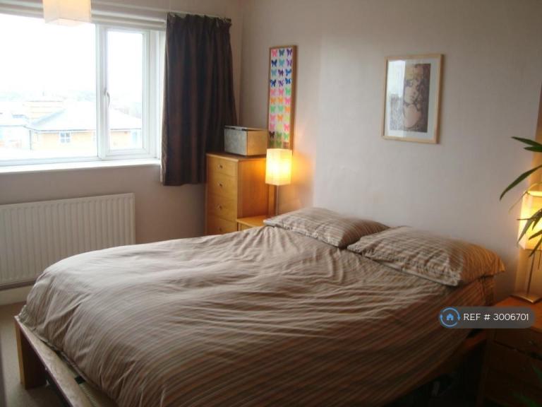 Flat Cathnor Road in Greater London