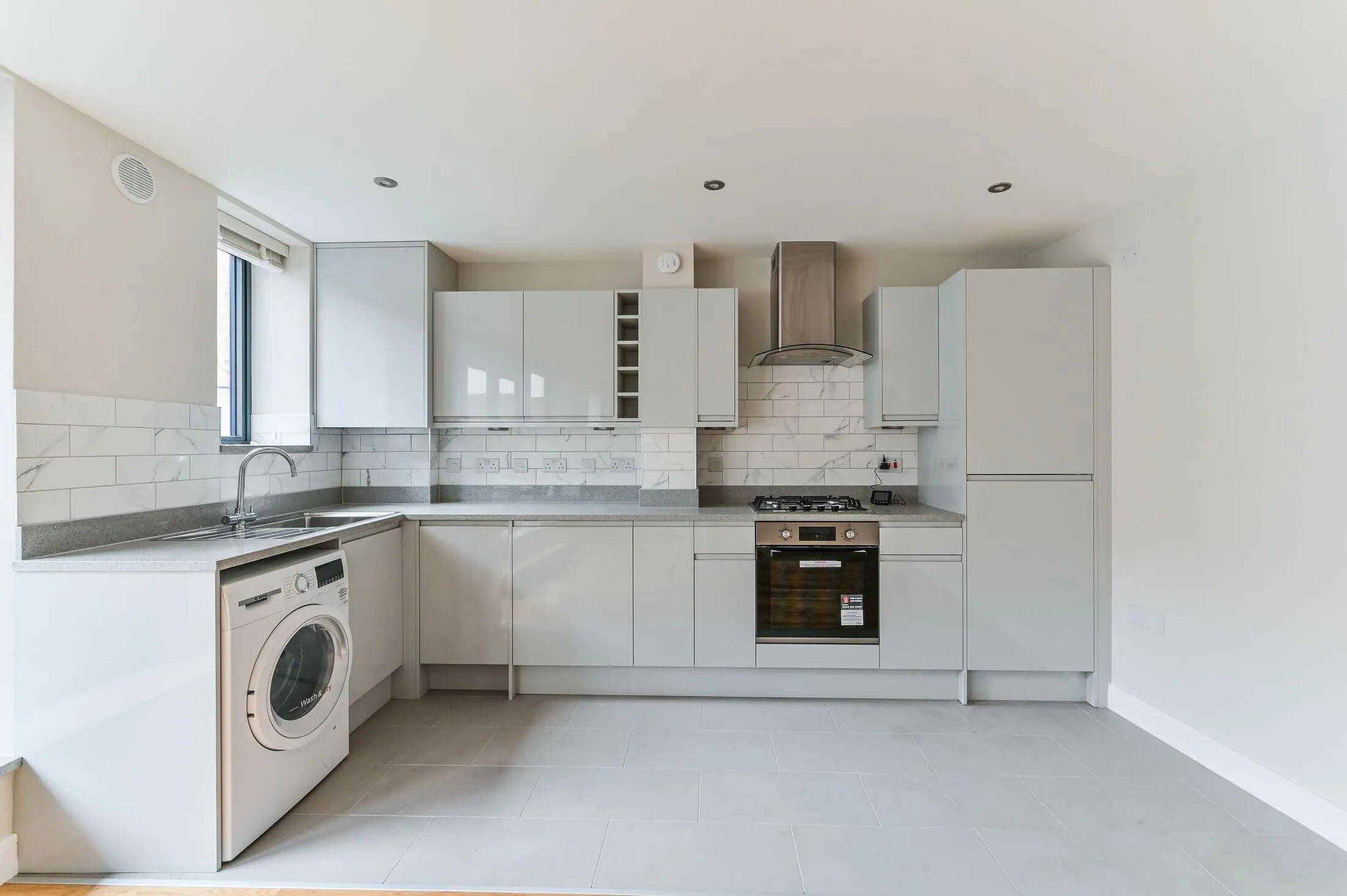 Flat Tooting High Street in Greater London