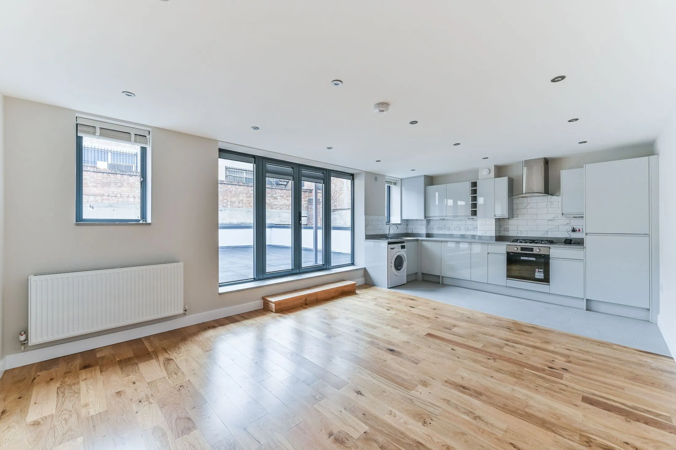 Flat Tooting High Street in Greater London
