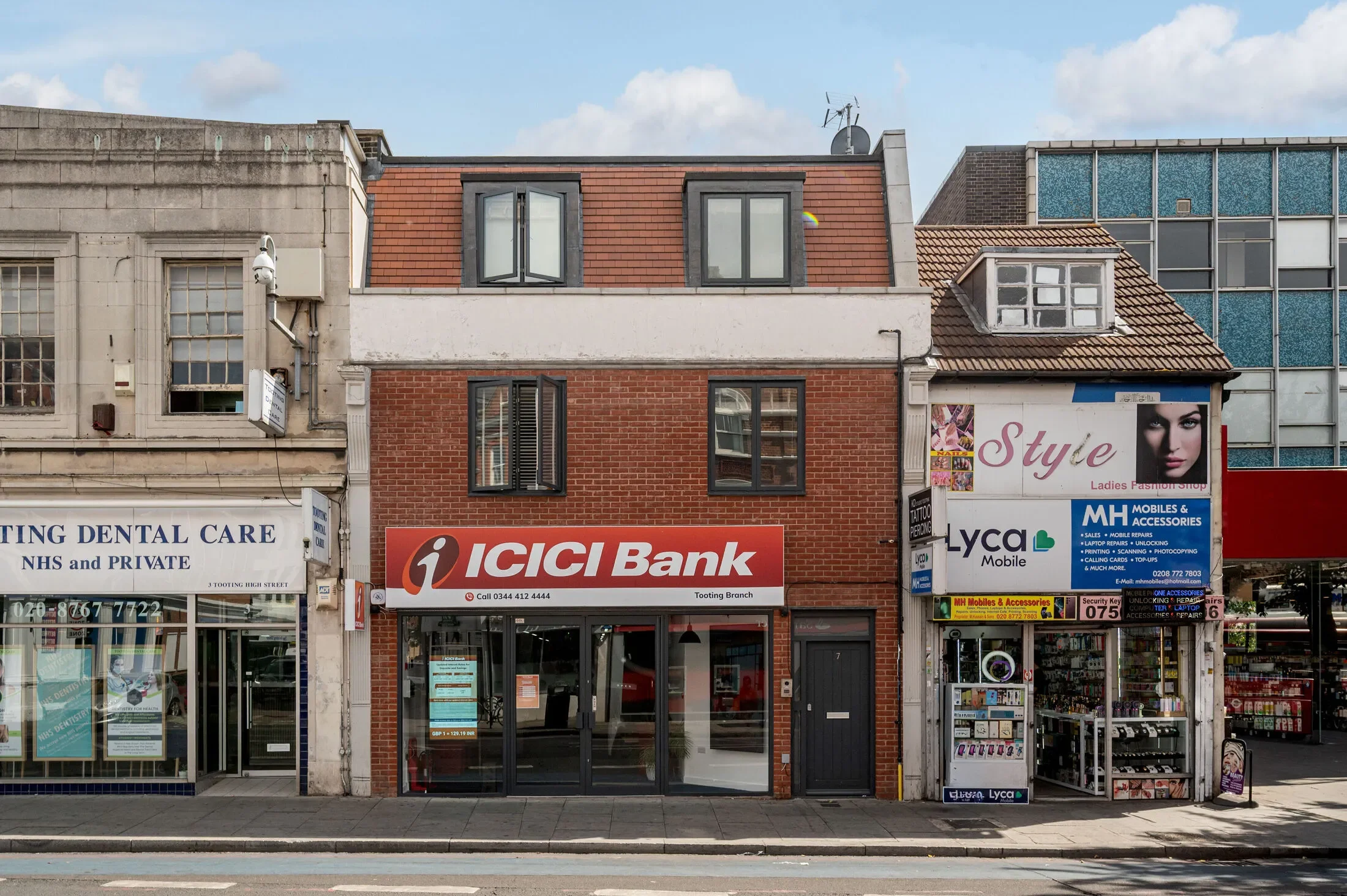 Flat Tooting High Street in Greater London