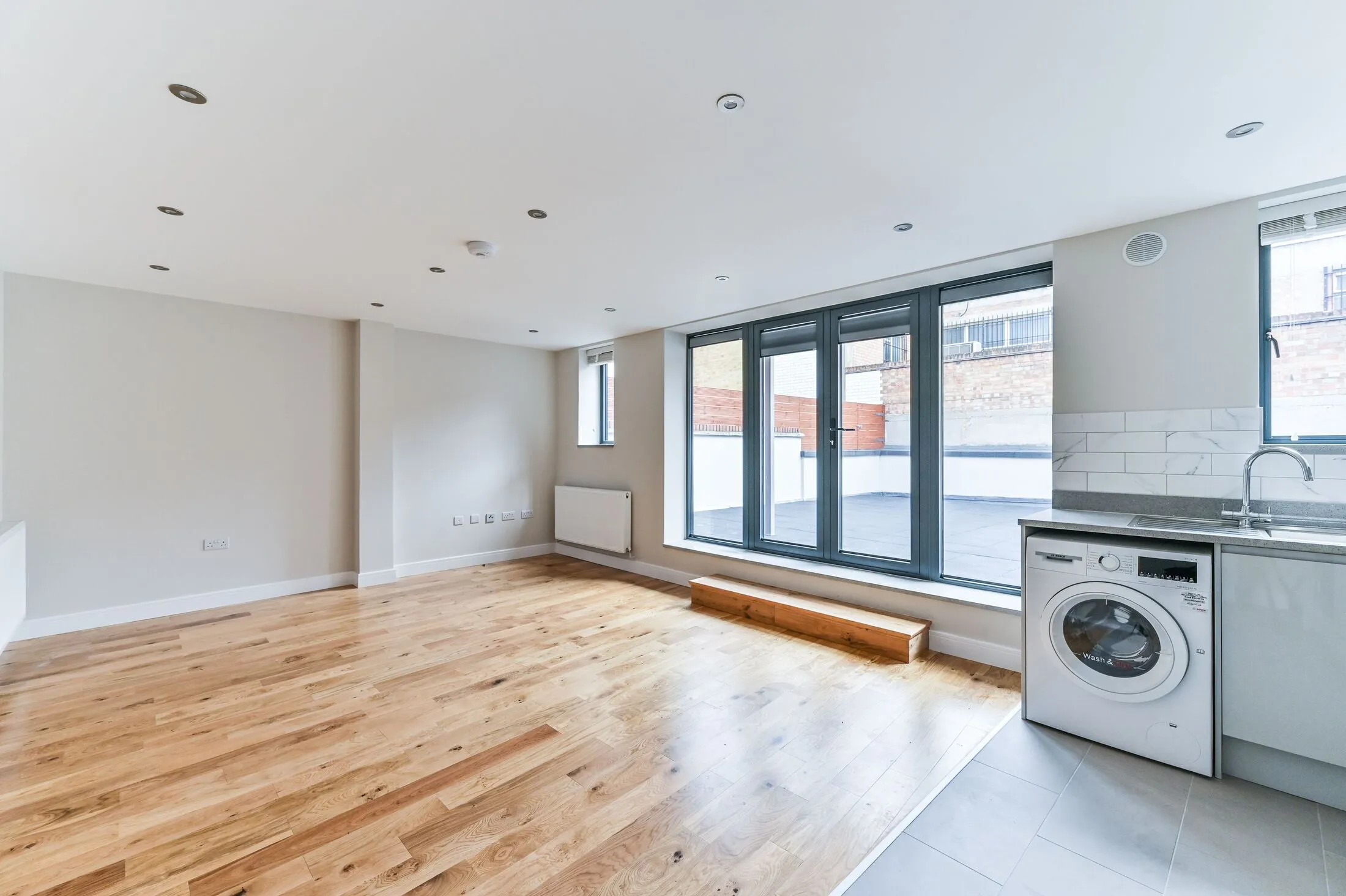 Flat Tooting High Street in Greater London