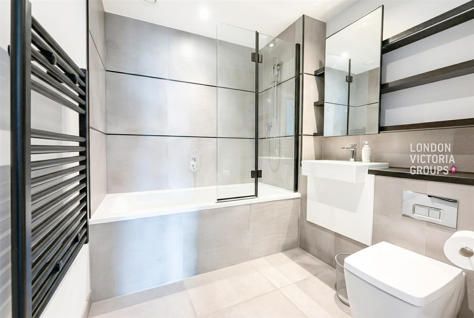 Flat Gillender Street in Greater London