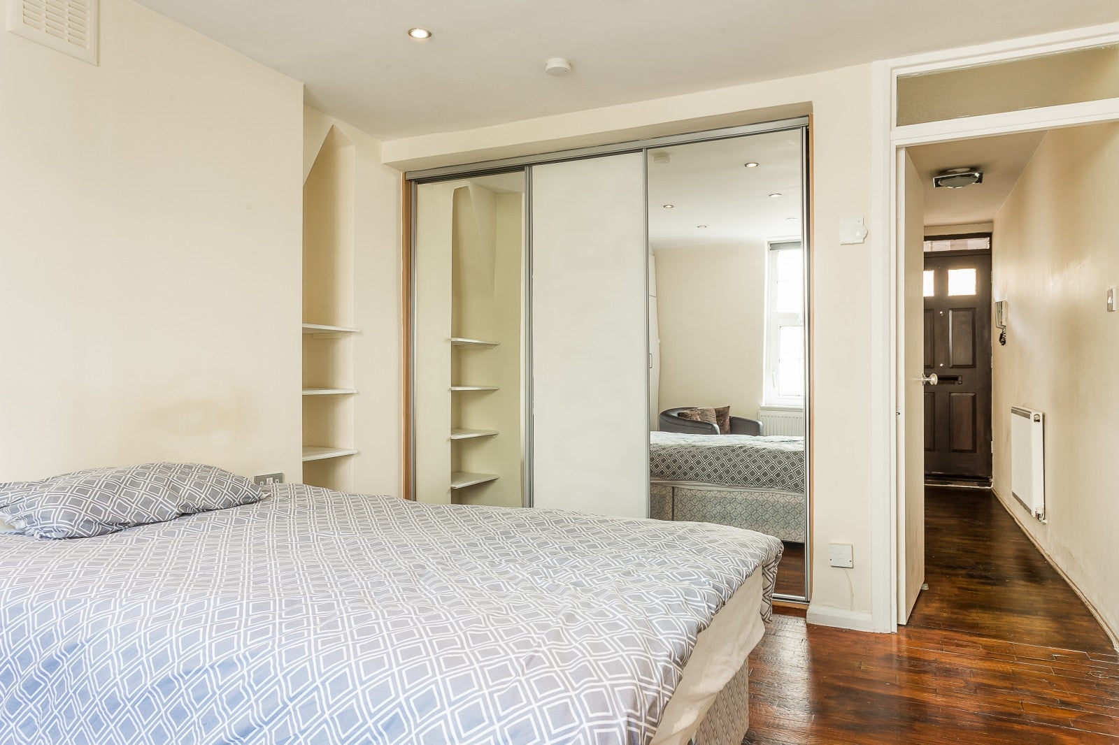 Flat Gatliff Road in City of Westminster