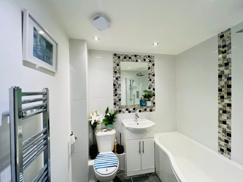 Room Millennium Drive in Greater London
