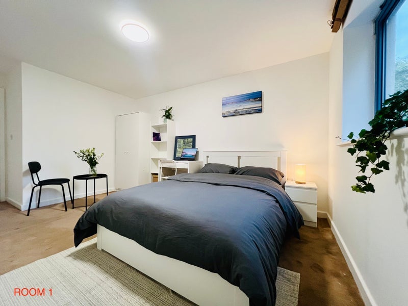 Room Millennium Drive in Greater London