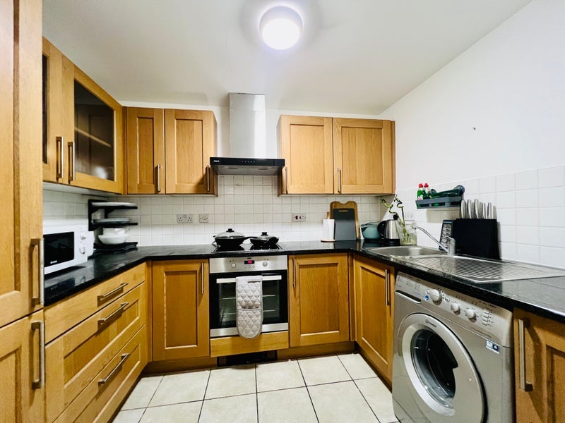 Room Millennium Drive in Greater London