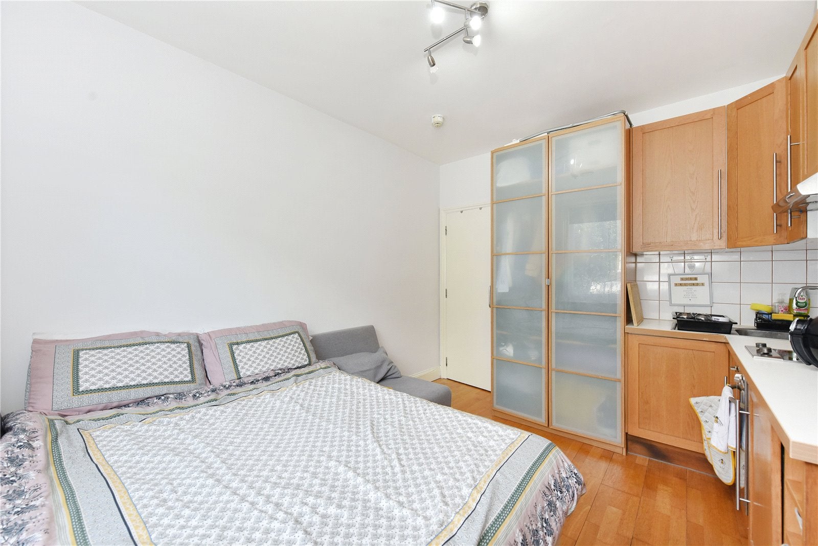 Flat Warbeck Road in Greater London