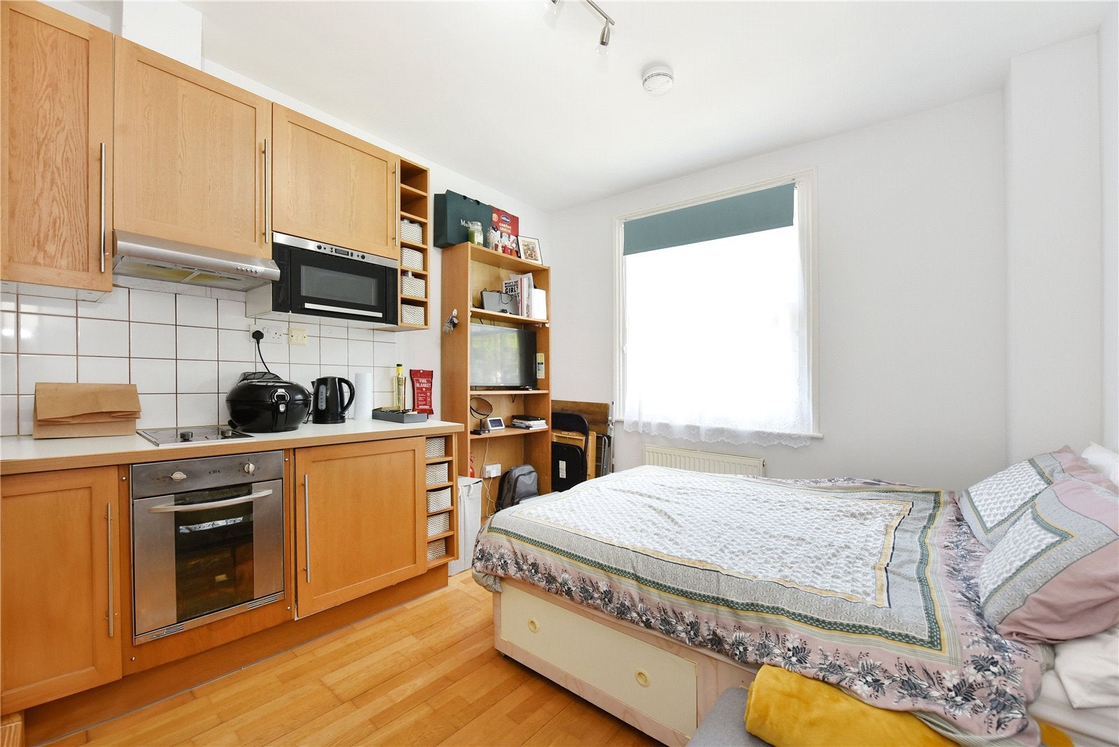 Flat Warbeck Road in Greater London