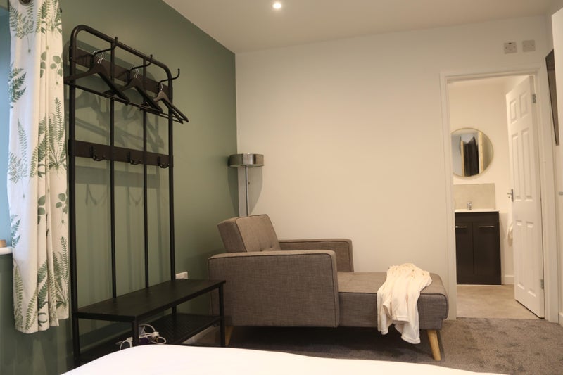 Room Juniper Road in Crawley