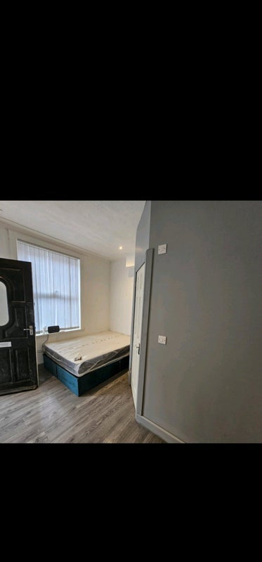 Room Dawlish Avenue in Leeds
