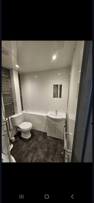 Room Dawlish Avenue in Leeds
