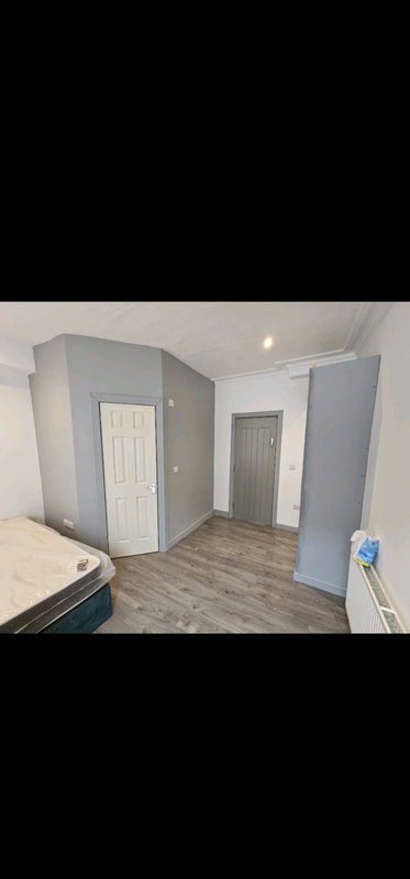 Room Dawlish Avenue in Leeds