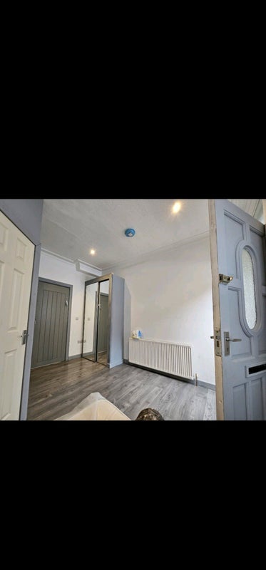 Room Dawlish Avenue in Leeds