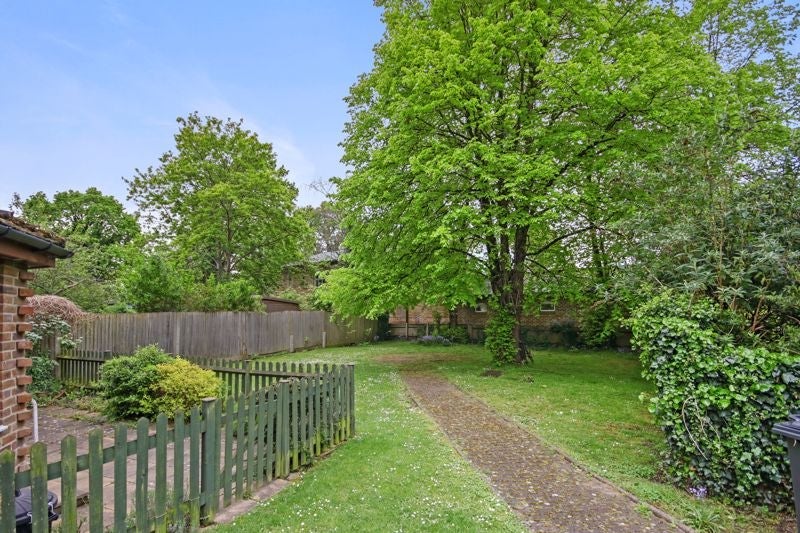 Flat Canning Road in Greater London