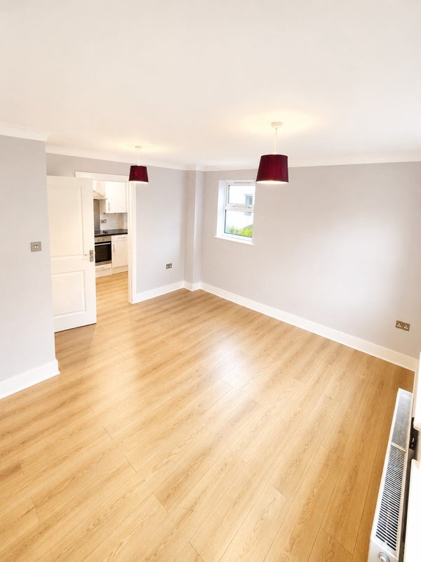 Flat Canning Road in Greater London