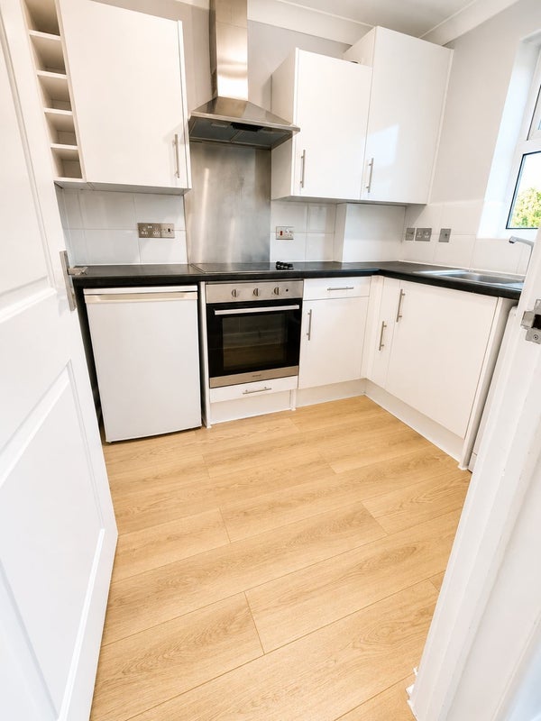 Flat Canning Road in Greater London