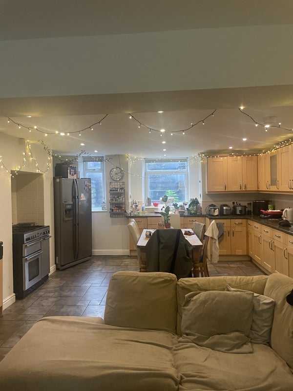 Room Whitehall Road in Leeds