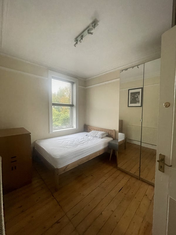 Room Whitehall Road in Leeds