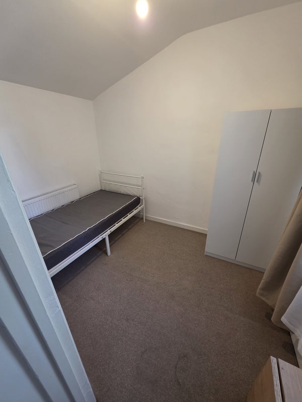 Flat Stacey Road in Cardiff