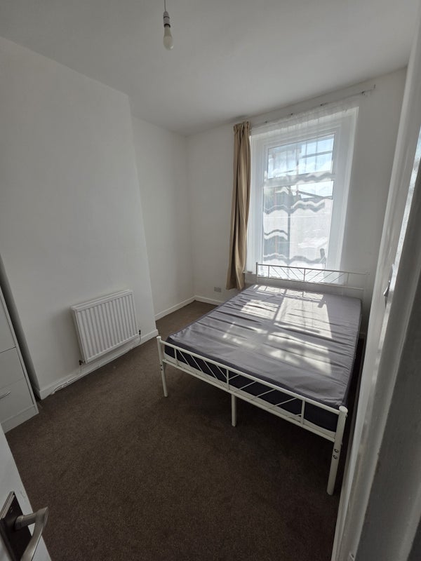 Flat Stacey Road in Cardiff