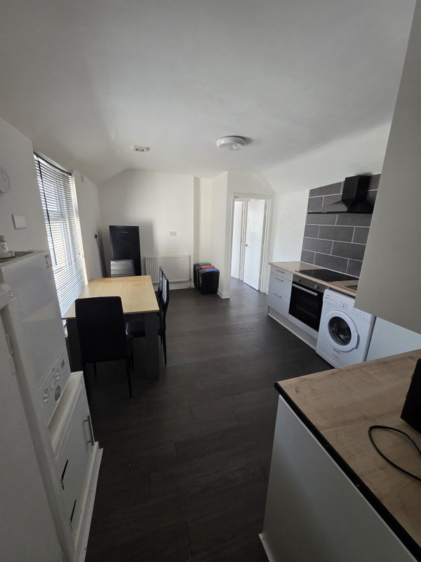 Flat Stacey Road in Cardiff