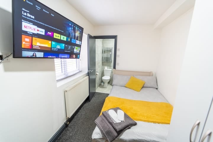 Room Bournbrook Road in Birmingham