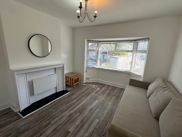 Flat Selborne Gardens in Greater London