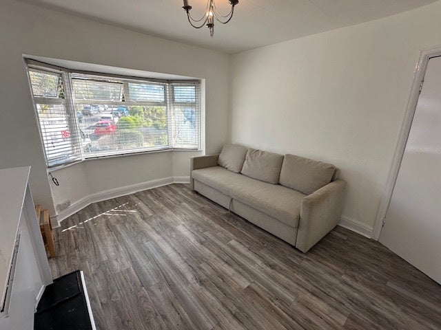 Flat Selborne Gardens in Greater London