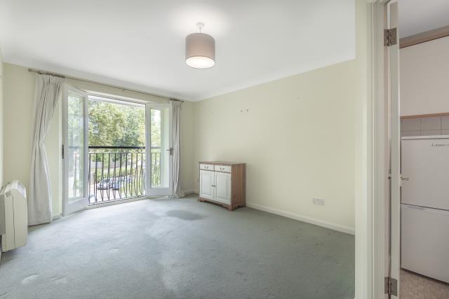 Flat Rosebank Close in Greater London