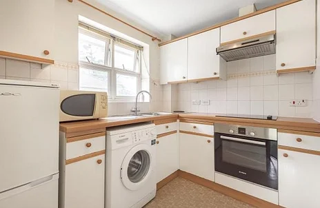 Flat Rosebank Close in Greater London