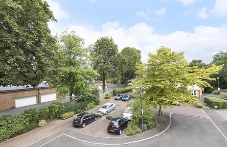 Flat Rosebank Close in Greater London