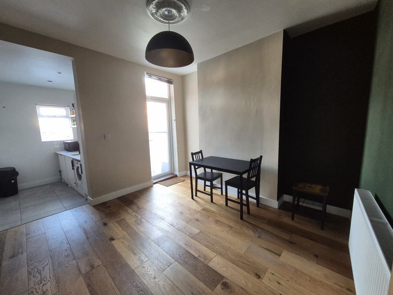 Room Willowdale Road in Liverpool