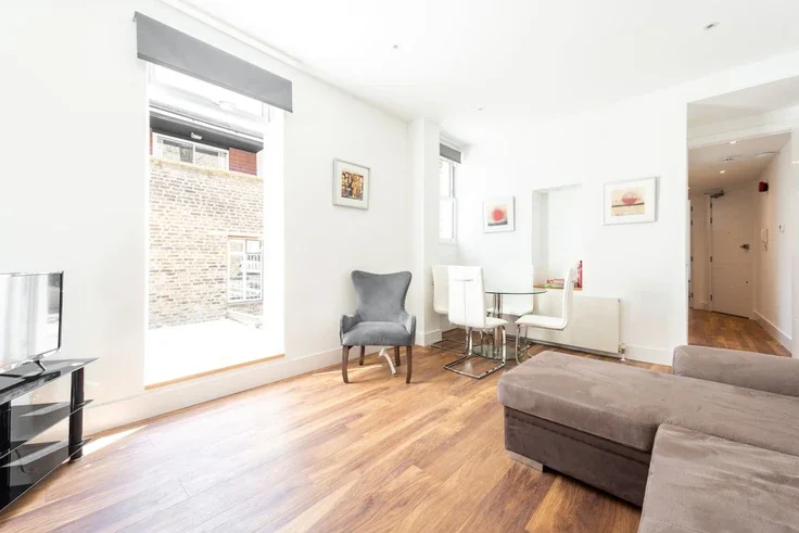 Flat Spring Street in City of Westminster