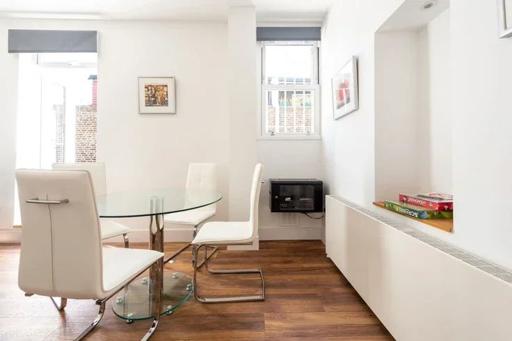 Flat Spring Street in City of Westminster