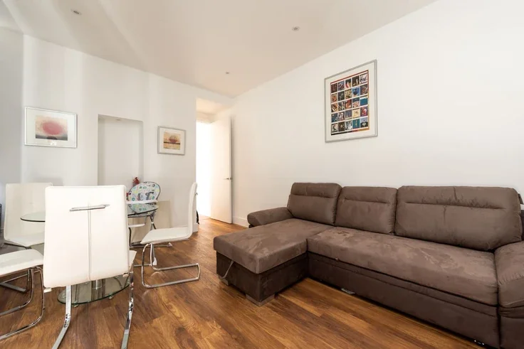 Flat Spring Street in City of Westminster
