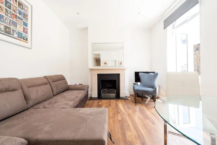 Flat Spring Street in City of Westminster