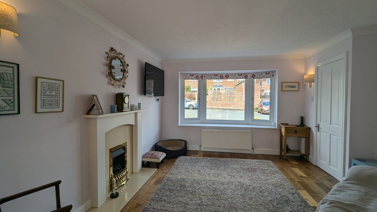 House Woodmoor Close in Wakefield