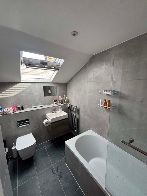 Room Killyon Road in Greater London