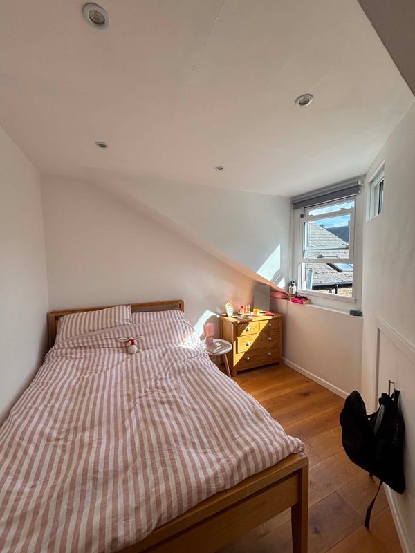 Room Killyon Road in Greater London