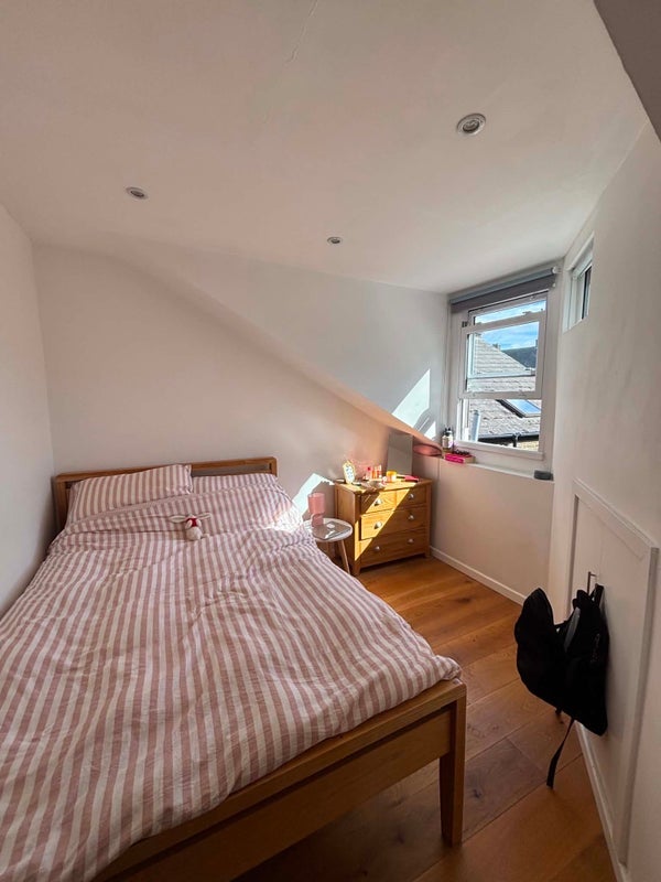Room Killyon Road in Greater London