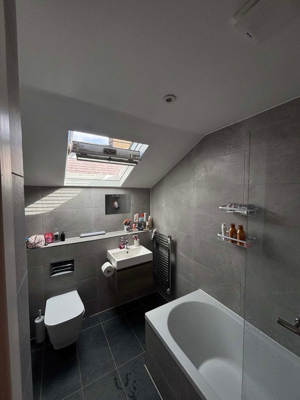 Room Killyon Road in Greater London