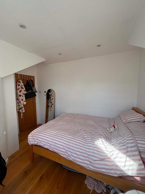 Room Killyon Road in Greater London