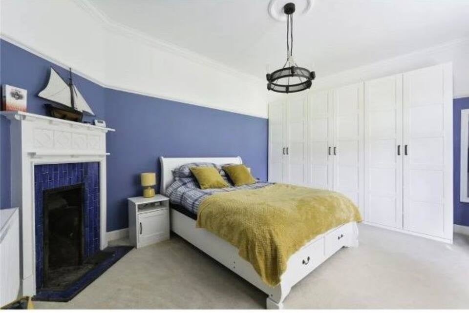 Room Hillcroome Road in Greater London