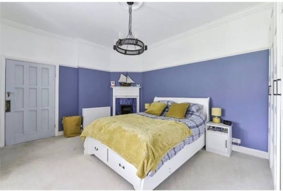 Room Hillcroome Road in Greater London
