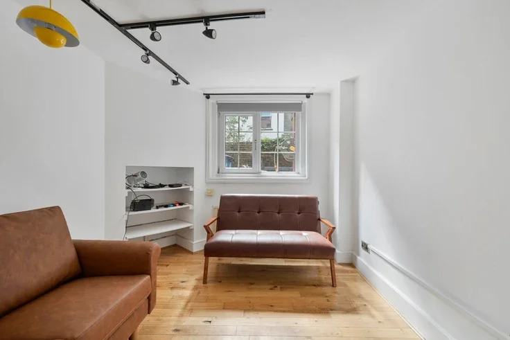 Flat Parfett Street in Greater London