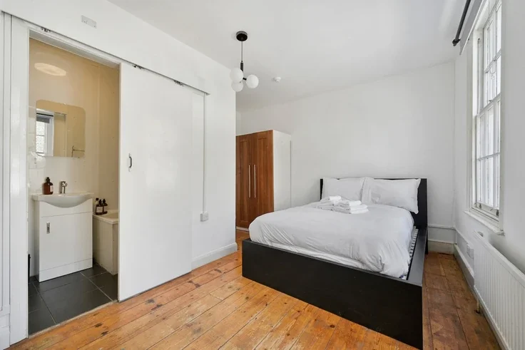 Flat Parfett Street in Greater London