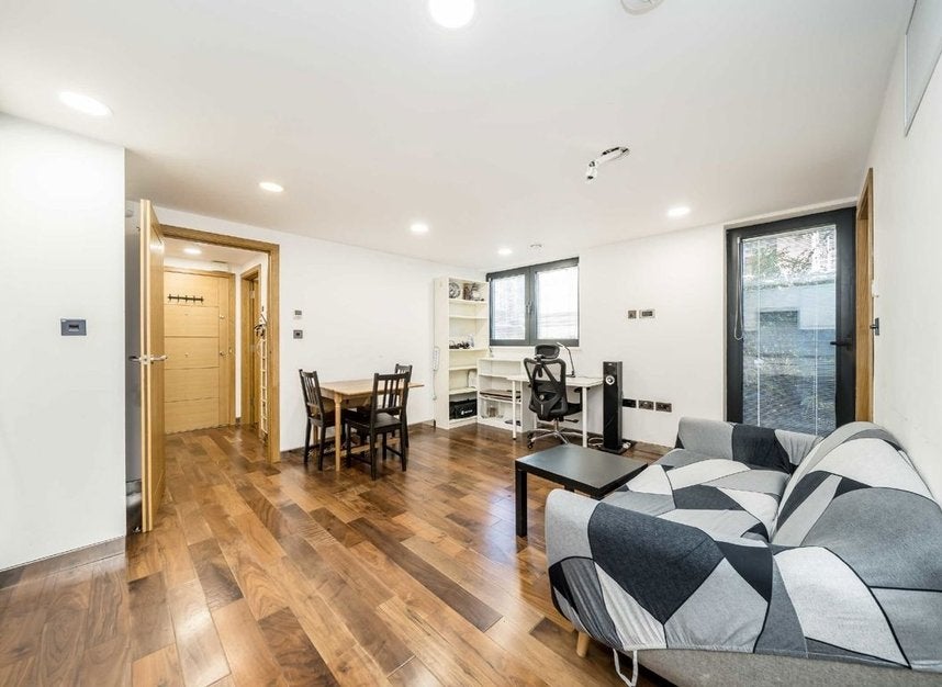 Flat Hatton Row in City of Westminster
