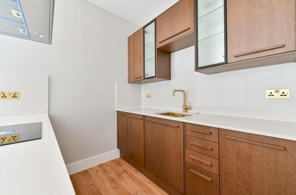 Flat Heaton Road in Greater London