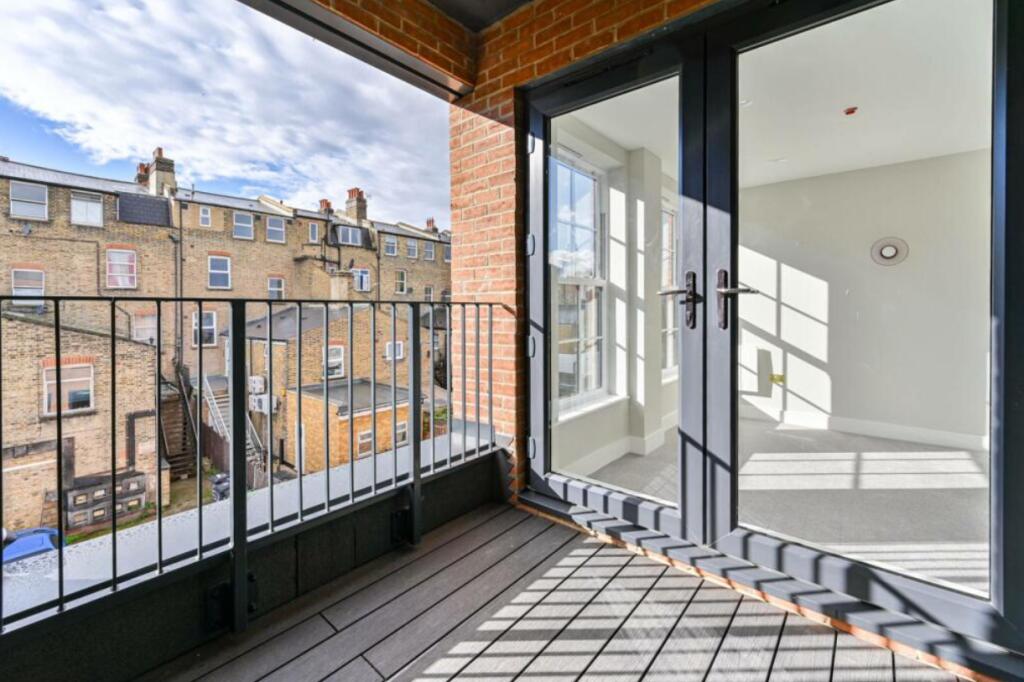 Flat Heaton Road in Greater London