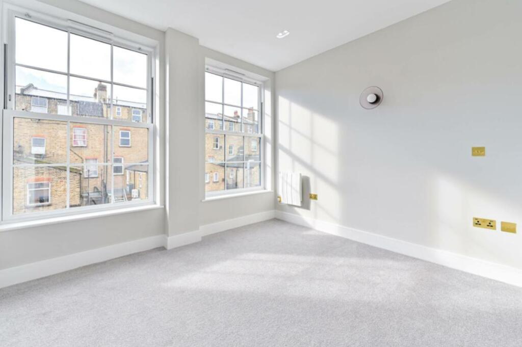 Flat Heaton Road in Greater London